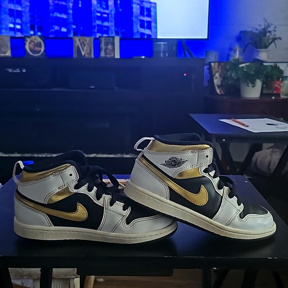 Jordan 1 Mid White Gold